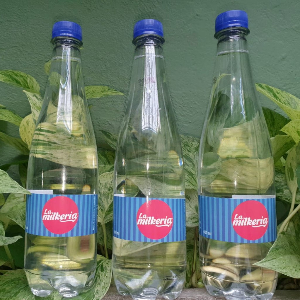 Agua pura en botella_1